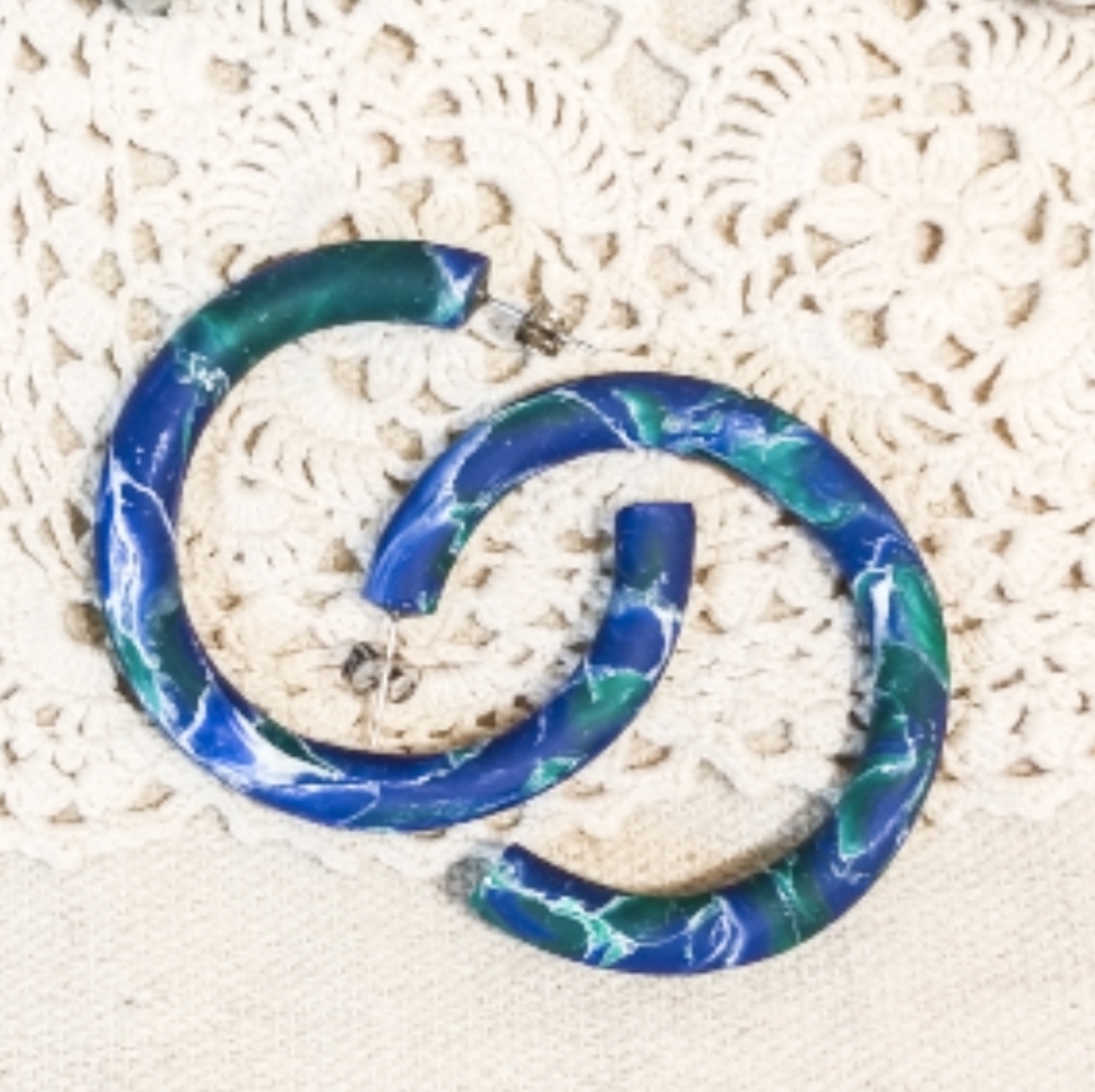 Multicolored hoop earrings